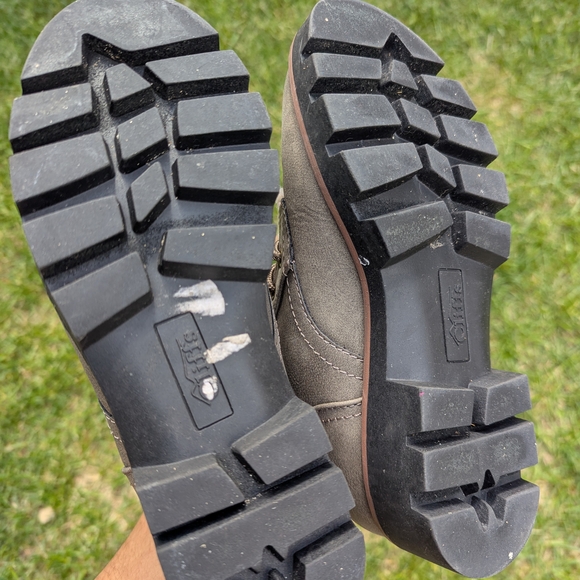 Women's Shearling-Lined Ankle Boots - Picture 4 of 4